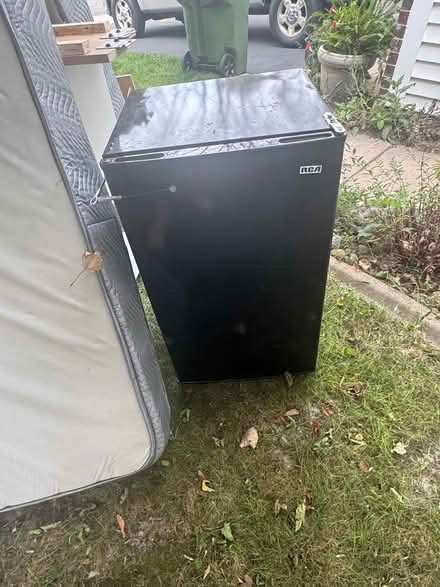 Photo of free Bedroom set (Blaine off 109th) #1