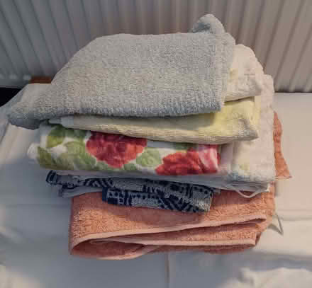 Photo of free Assorted towels: 2 bath towels and lots of hand towels (Oxford OX2) #1