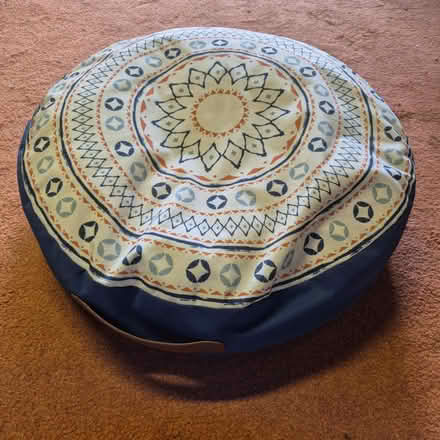 Photo of free Cushion with handle (Temple Park RG42) #1