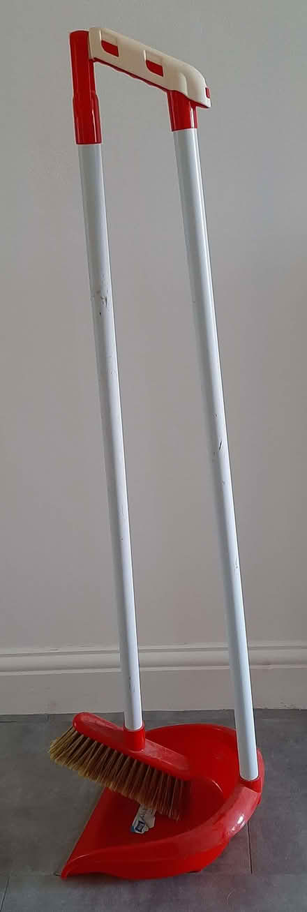 Photo of free Tall dustpan and broom, saves backs and knees (Fareham PO13) #1