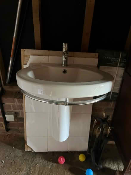 Photo of free Bathroom suite (CM3 East Hanningfield.) #1