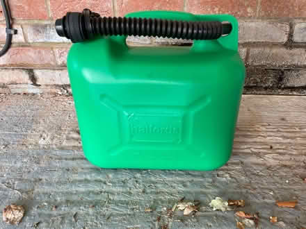 Photo of free 10 litre plastic fuel container from Halfords (The Highlands TN39) #2