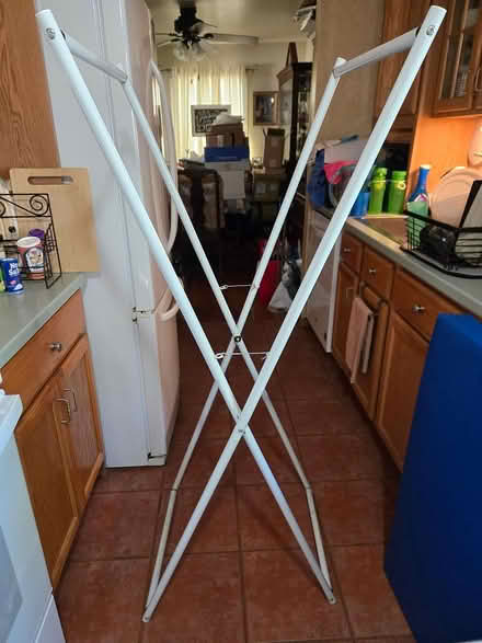 Photo of free laundry stand (off Fisher Blvd) #1