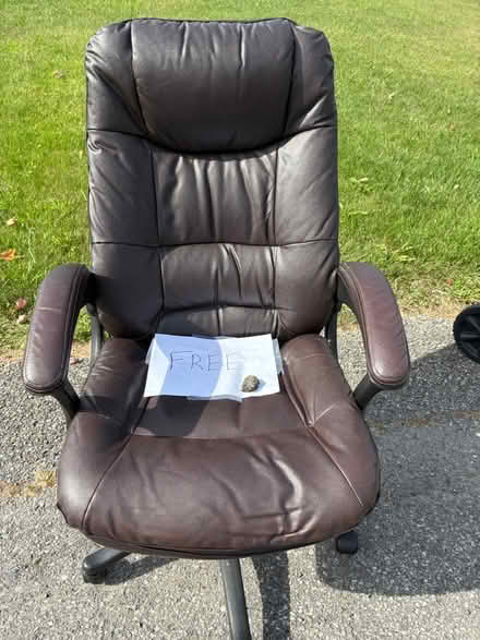Photo of free office chair (Latham) #1