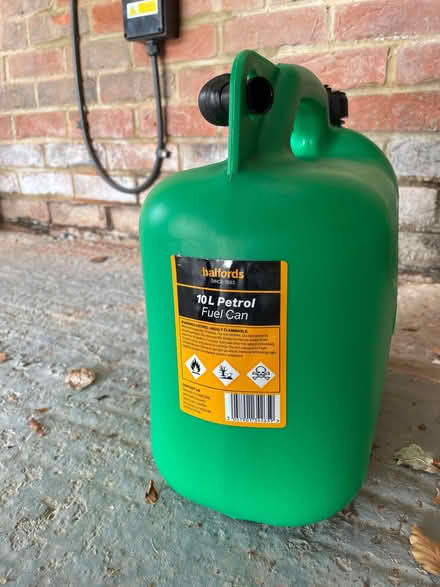 Photo of free 10 litre plastic fuel container from Halfords (The Highlands TN39) #1