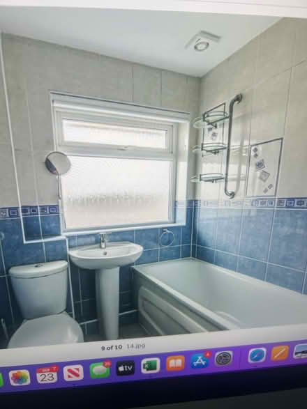 Photo of free Bathroom suite (Biggin hill) #1