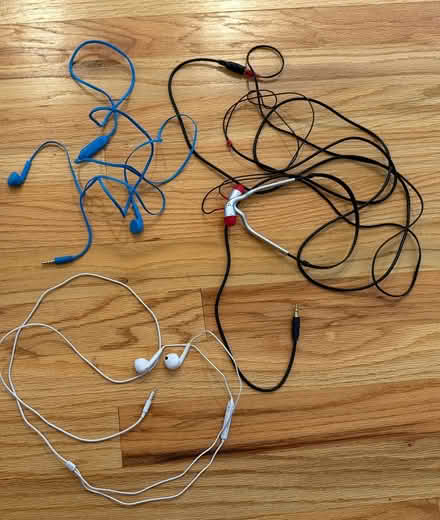 Photo of free 3.5mm wired earphones (Reston Town Center) #1