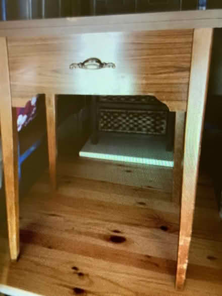 Photo of free Sewing machine/ and bonus of table (Birchington CT7) #1