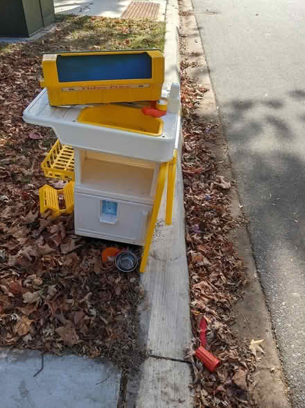 Photo of free Curb alert - older kitchen set (Streetsville l5m1g7) #2