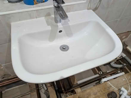 Photo of free Basin & pedestal (Cuddington CW8) #1