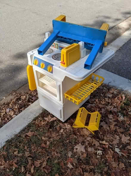 Photo of free Curb alert - older kitchen set (Streetsville l5m1g7) #1