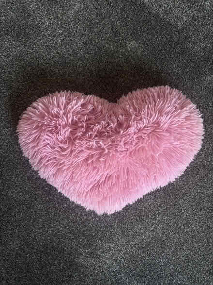 Photo of free 2x Pink Pillows (one heart, one pair of lips) (Micklefield HP13) #2