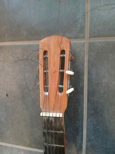 Photo of free Old Guitar (S17 (Dore)) #2