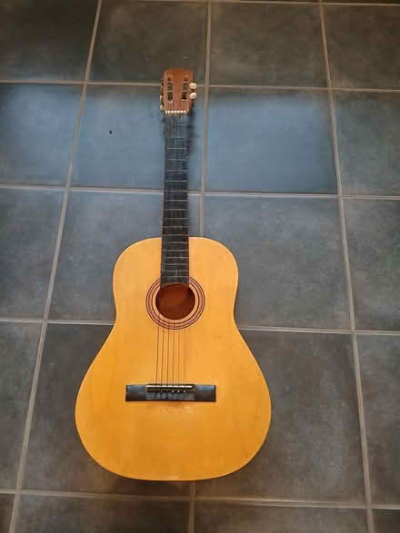 Photo of free Old Guitar (S17 (Dore)) #1