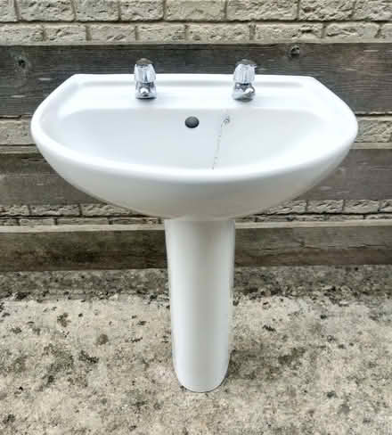 Photo of free White wash basin and pedestal (Bussage GL6) #1