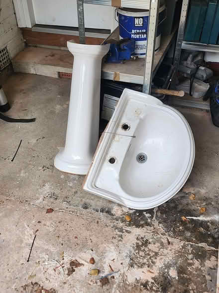 Photo of free Basin and pedestal (Urmston) #1