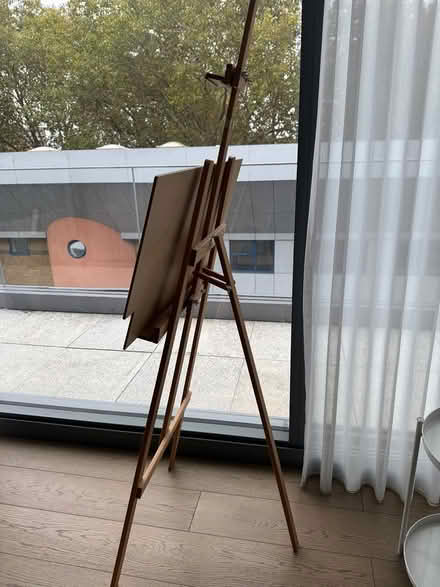 Photo of free Easel (hackney, E2) #2