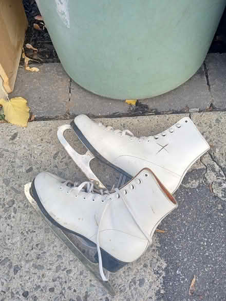 Photo of free White ice skates (St-Andrew st./ Parent) #1