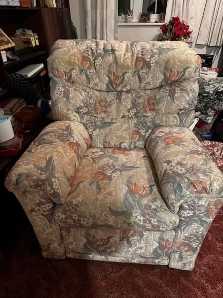Photo of free 3 piece suite including 1 electric recliner chair. (Charlton OX12) #3