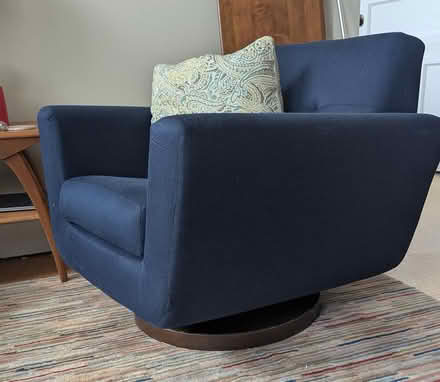 Photo of free Two oversized blue chairs (New Britain) #2