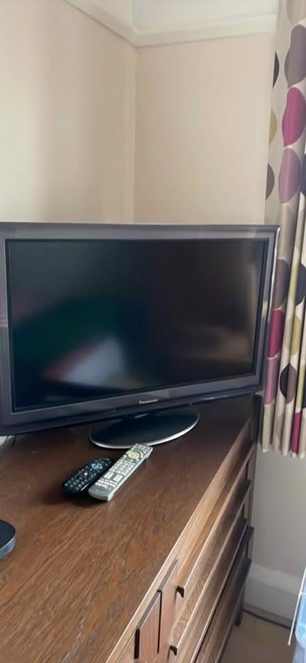 Photo of free 42” tv needs to go tomorrow or Sunday Pick up only (Rishton BB1) #1