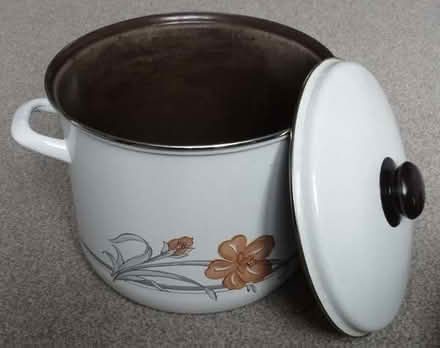 Photo of free Large enamelled saucepan (Hoylake CH47) #3