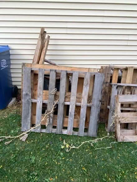 Photo of free Wooden pallets (Schaumburg) #2