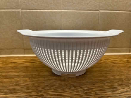 Photo of free White plastic colander (North Hinksey OX2) #1