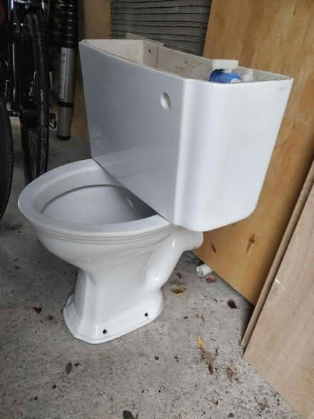 Photo of free White toilet bowl and cistern (Ravelston EH4) #2
