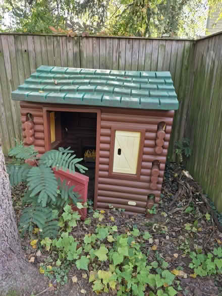 Photo of free plastic play house (20817) #1