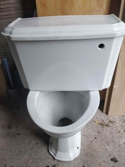 Photo of free White toilet bowl and cistern (Ravelston EH4) #1