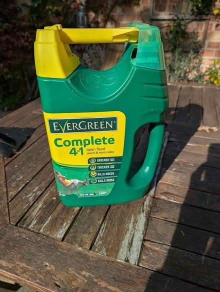 Photo of free Lawn weed & feed - approx 1/3rd tub (Kidlington OX5) #1
