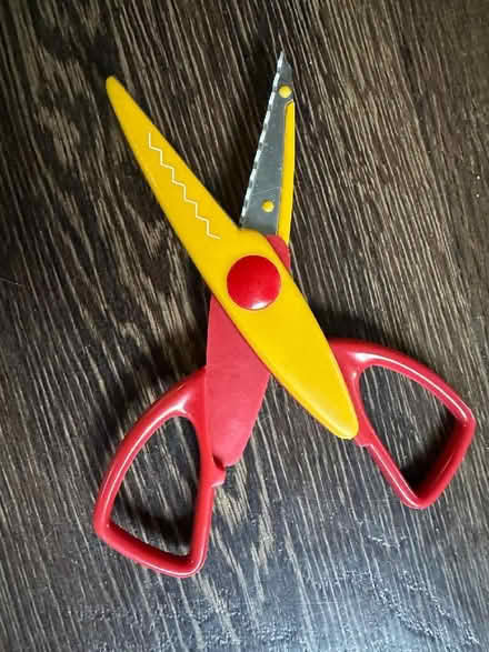 Photo of free Paper crafting / Child's plastic Pinking Shears (Panshanger AL7) #1