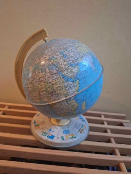 Photo of free World Globe (Maidstone town center ME15) #1