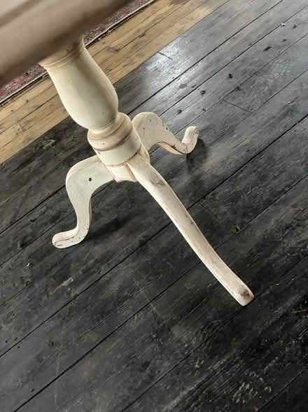 Photo of free Pedestal table, collection Bramley (Gu50ay) #2