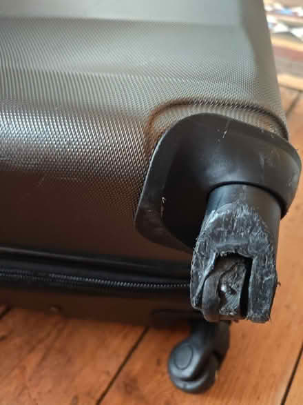 Photo of free Aerolite suitcase with one dodgy wheel (Upper Walthamstow E17) #3
