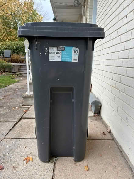 Photo of free garbage can (Ottawa West near Carlingwood) #1