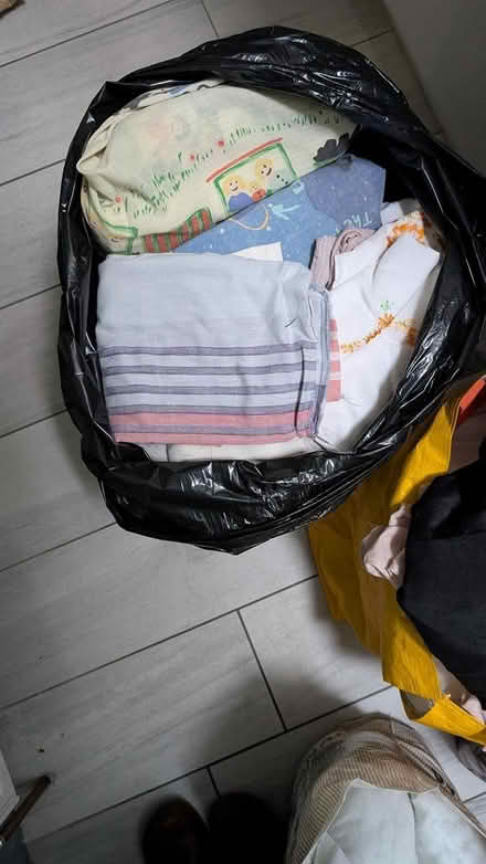 Photo of free bed linen and cushion inserts (BT48) #1