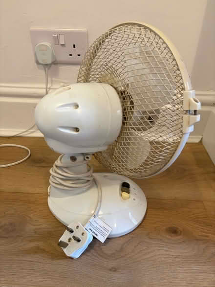 Photo of free 2-speed working white desk fan (Stafford ST16) #2