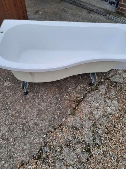 Photo of free Bath - P shape and screen (Harley Shute TN38) #3