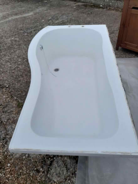 Photo of free Bath - P shape and screen (Harley Shute TN38) #1
