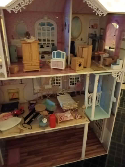 Photo of free Large dolls house and furniture (Sr55hr) #1