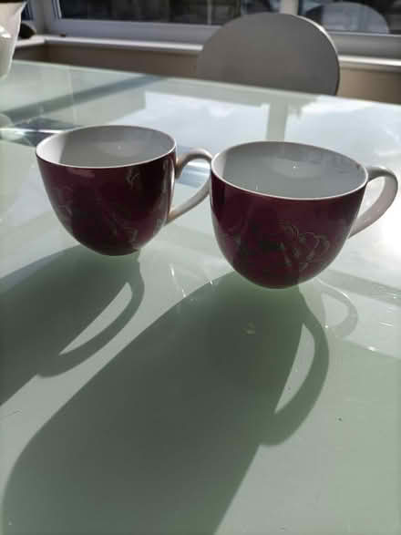 Photo of free 2 Gold and burgundy mugs (Ipswich) #1