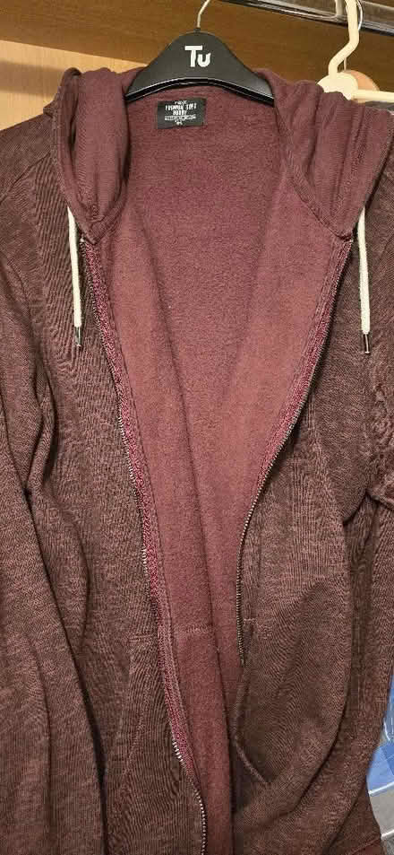 Photo of free Mens next burgundy hoodie XXL (Great Moor SK7) #1