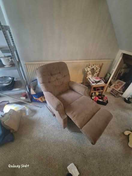 Photo of free Lazy boy Reclining armchair (Pe4 6ru) #2