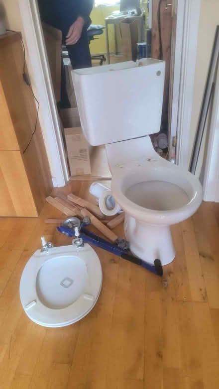 Photo of free White toilet pan duo flush cistern and seat (Marlow SL7) #1