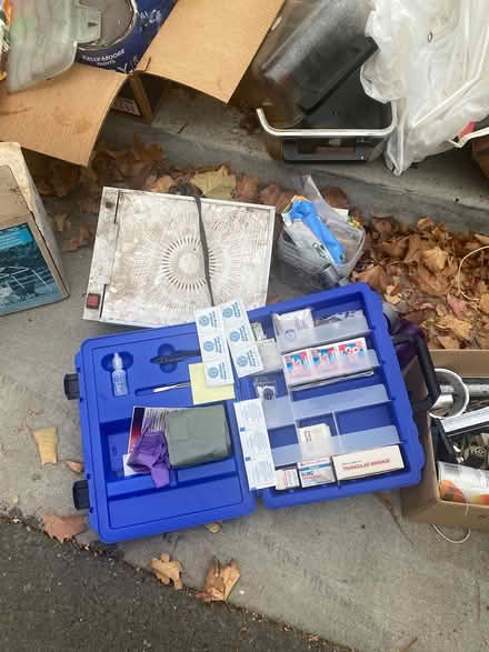 Photo of free Curb alert: hot plate, 220 oven (Community Center) #1