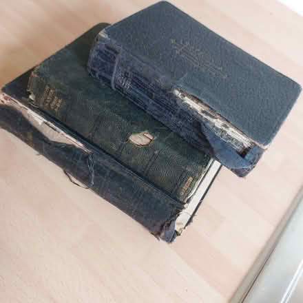 Photo of free Bible and 2 books of Common Prayer (Fords Farm RG31) #1