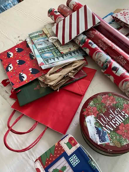 Photo of free Christmas wrapping (East side of Columbia) #2