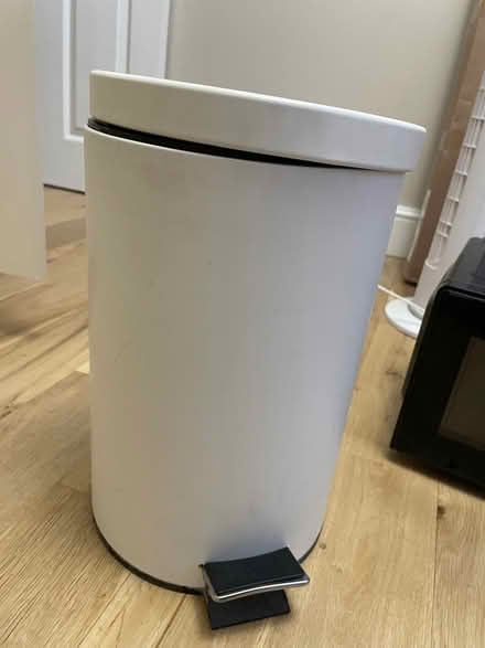 Photo of free 1 medium size bin (Earls Court SW5) #2